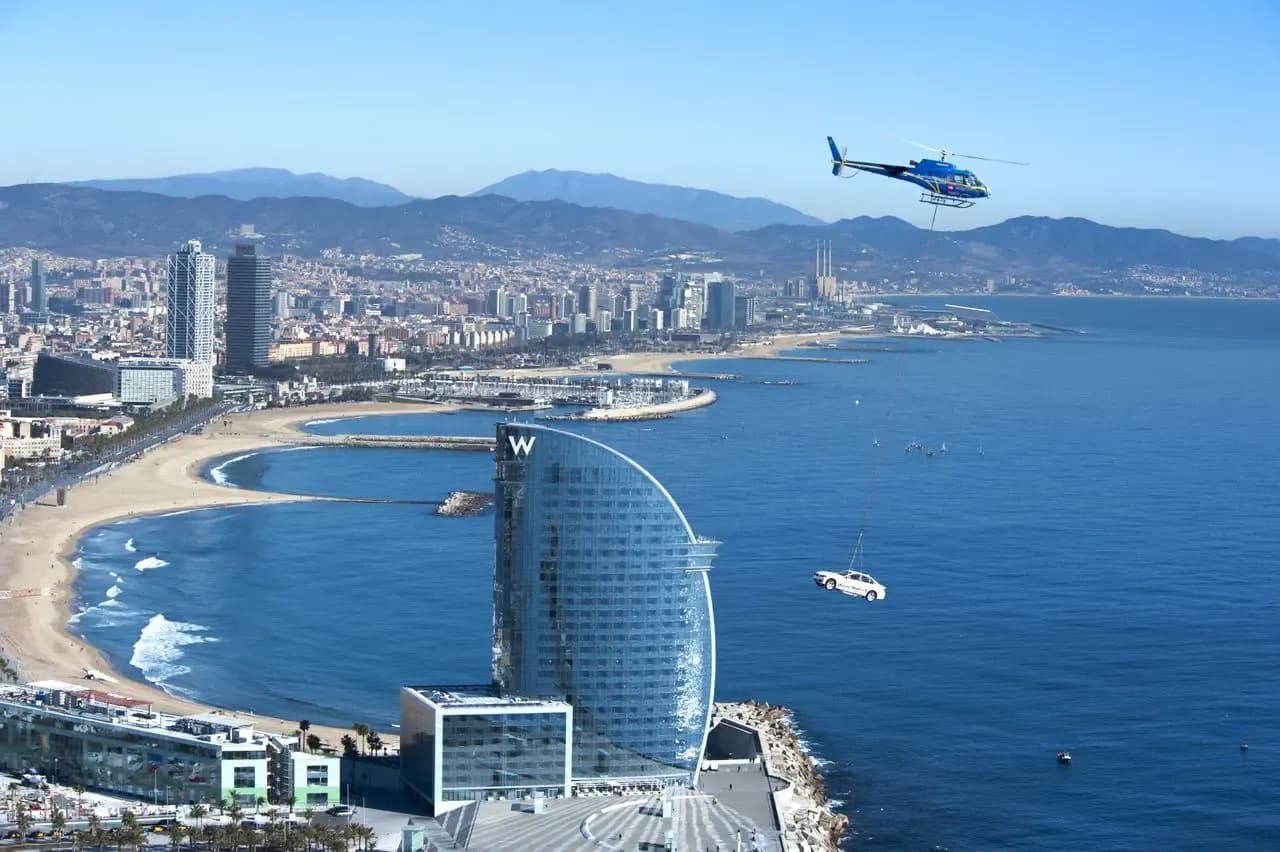 Lanzamiento BMW Serie 3 — atmósfera Hotel W Barcelona con helicóptero al fondo