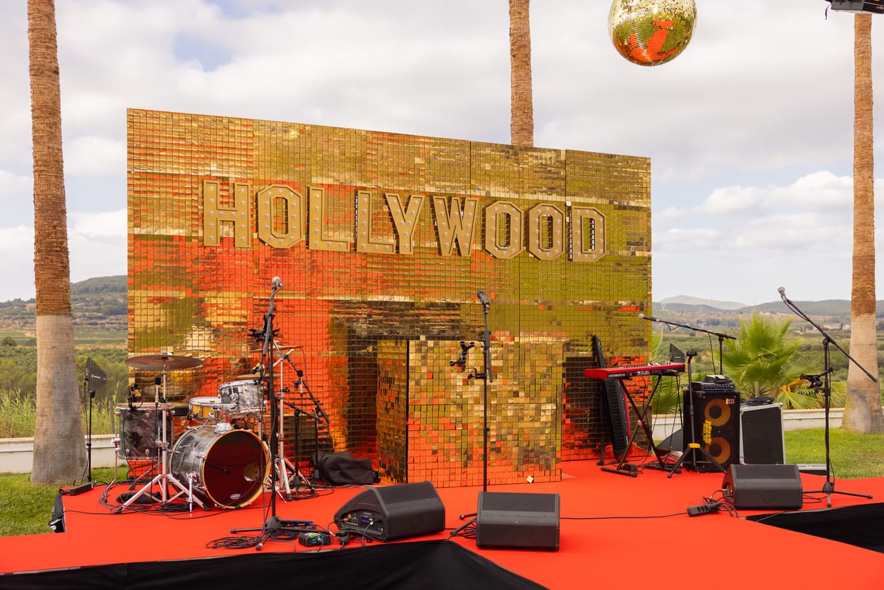 Letrero Hollywood en el escenario de la gala ADP 2025 — producción Bacus Events