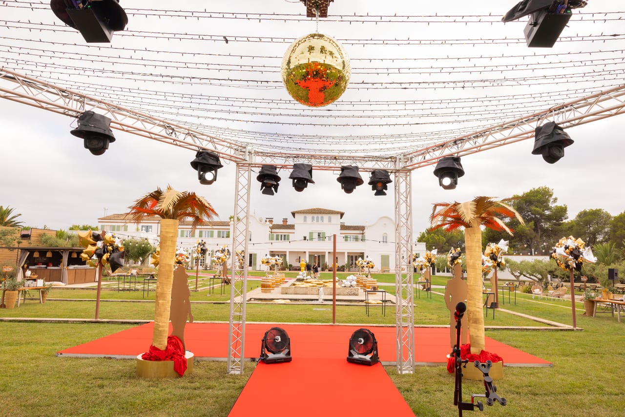 Venue Font de la Canya con escenografía ADP Hollywood 2025 — producción Bacus Events