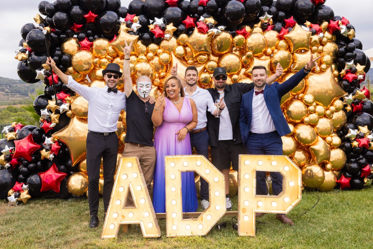 Photocall ADP con letras y globos dorados, gala Hollywood 2025 — producción Bacus Events