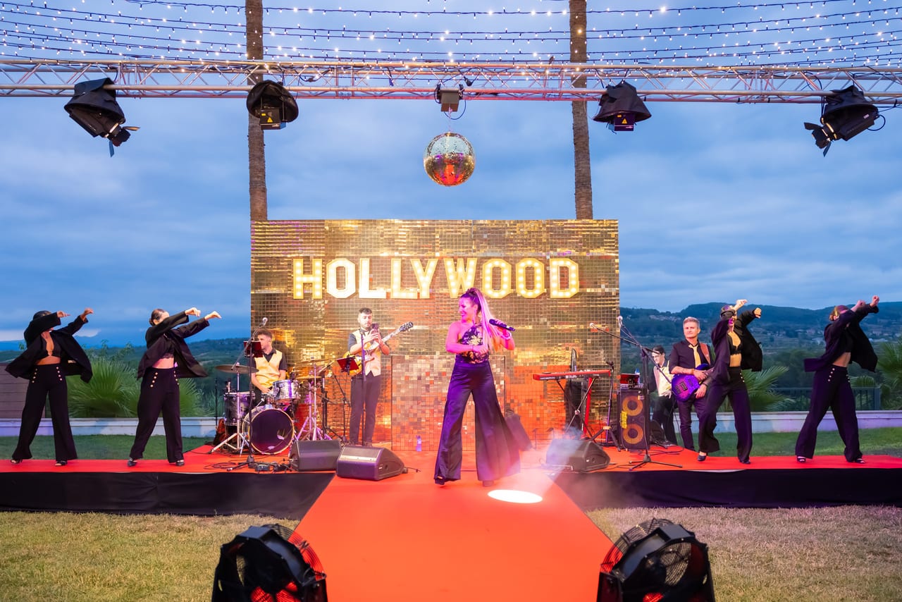 Músico en directo en la gala ADP Hollywood de noche, Font de la Canya — producción Bacus Events