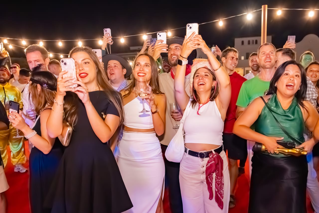 Ambiente nocturno en la gala corporativa ADP Hollywood 2025 — producción Bacus Events