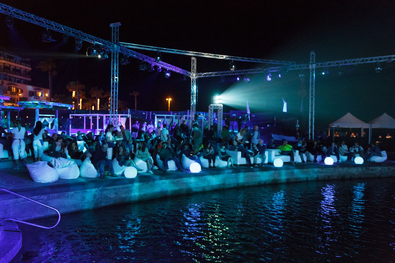 Pasarela Arena sobre piscina natural de agua de mar en Tenerife — producción Bacus Events