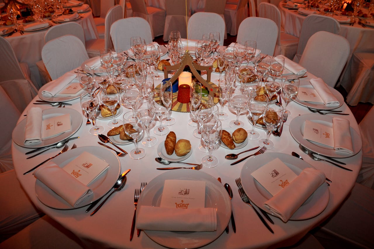 Montaje de mesa para la velada corporativa King en Circo Raluy — producción Bacus Events