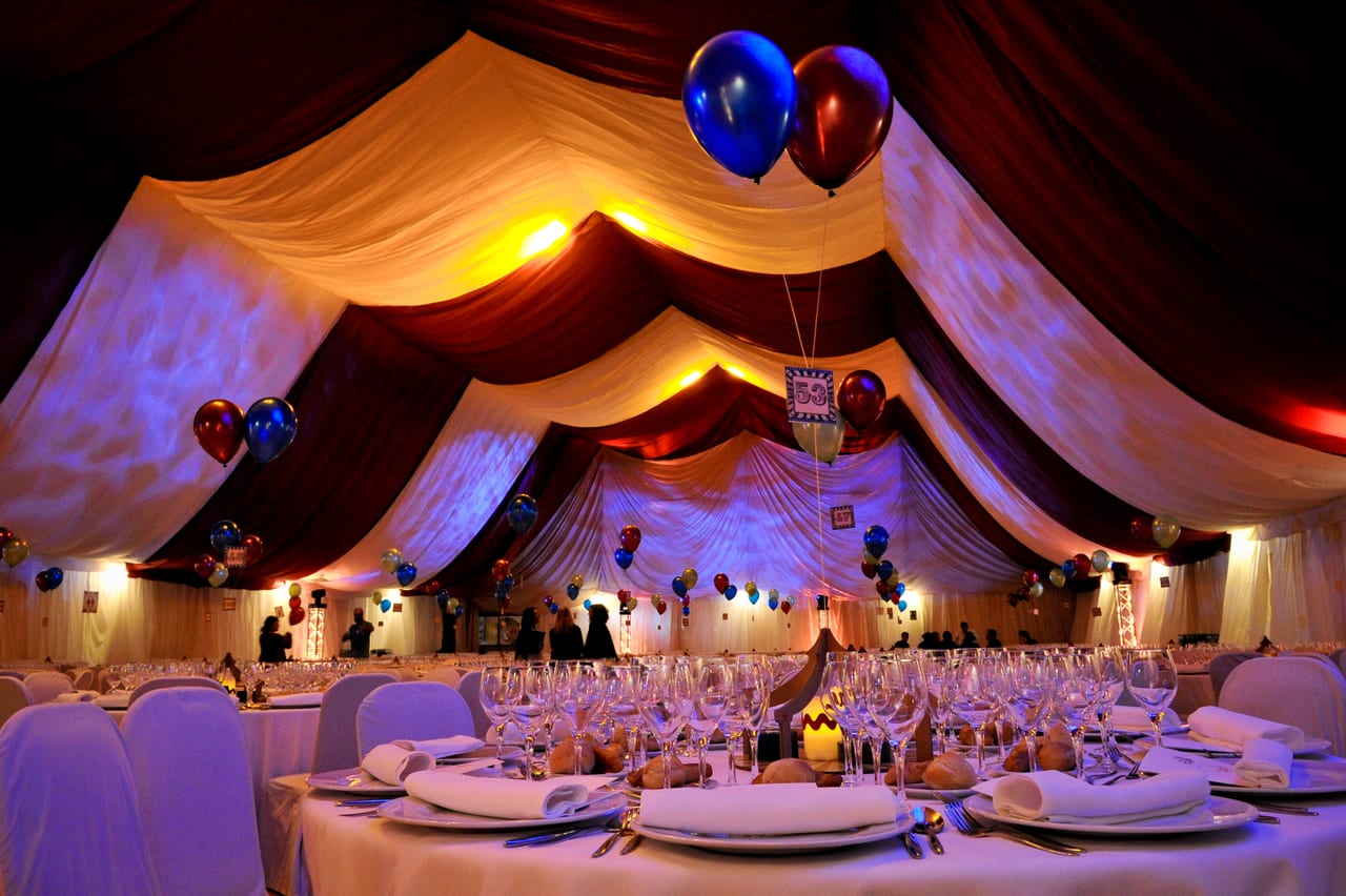 Interior de la carpa Circo Raluy preparada para el evento corporativo King — producción Bacus Events