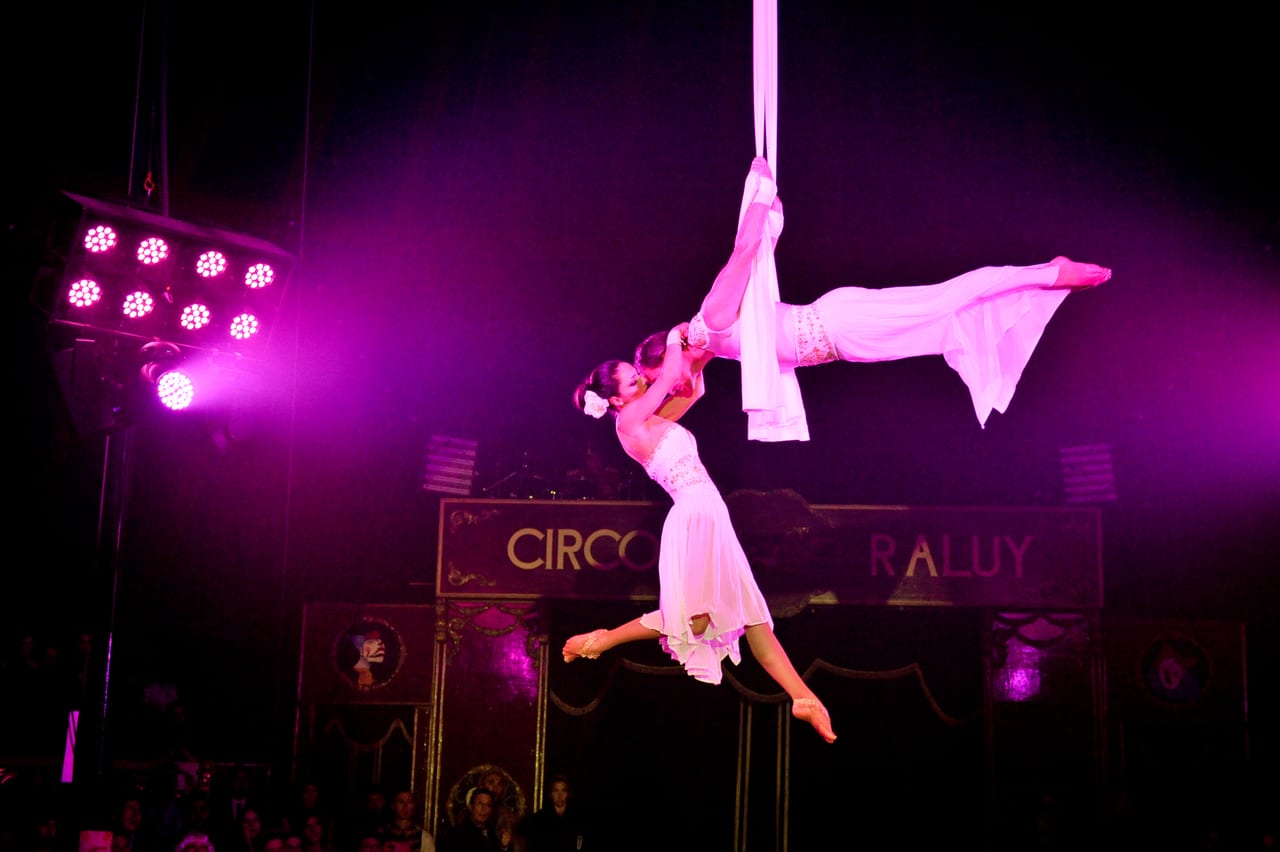 Actuación en pista durante el evento corporativo King en Circo Raluy Barcelona — producción Bacus Events