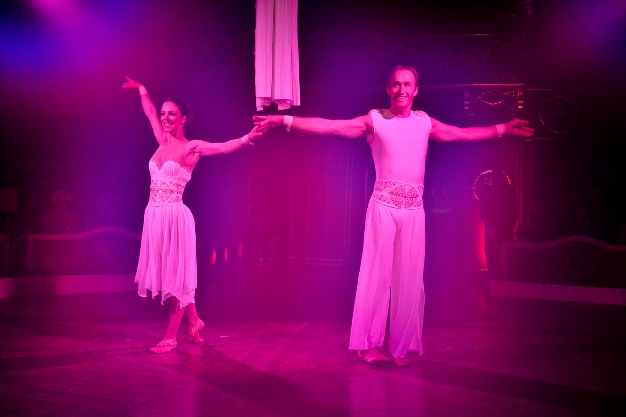Acrobacia aérea en la velada corporativa King, Circo Raluy 2018 — producción Bacus Events