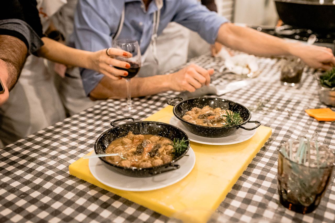 Escena del evento Isdin Team Building MasterChef en Barcelona — producción Bacus Events