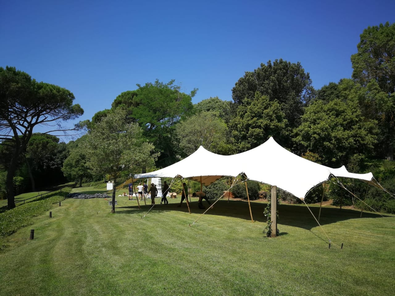 Escena del evento Louis Vuitton Summer Party en Masía Montcorp, Riudarenes — producción Bacus Events