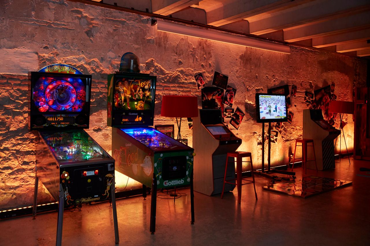 Escena del evento Novarama Back to the Future en Barcelona — producción Bacus Events