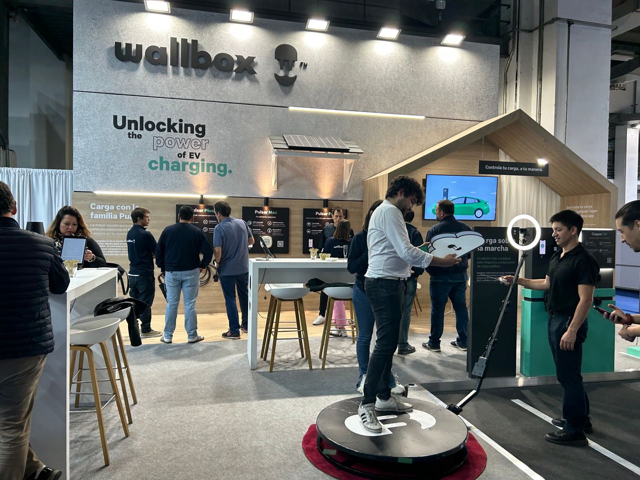 Escena del evento Wallbox Stand Automobile Barcelona — producción Bacus Events