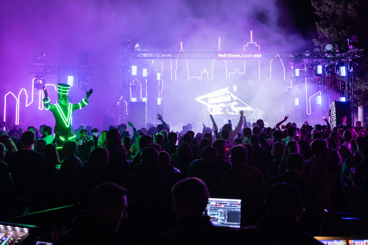 Escena del evento Wallbox Wall Street en Barcelona — producción Bacus Events